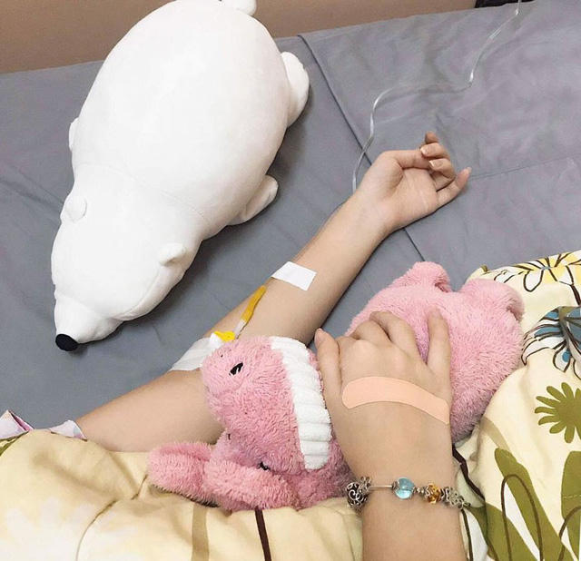 Bạn Ngân Anh chia sẻ việc cô suy kiệt sức khỏe, phải truyền nước và nghỉ ngơi trên trang cá nhân...