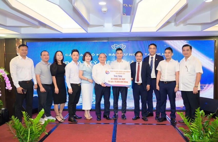 Ông Lê Văn Hoàng, Chủ tịch CLB Doanh Nhân Lam Hồng trao tặng 70 triệu đồng (35 xe đạp) cho các em học sinh.