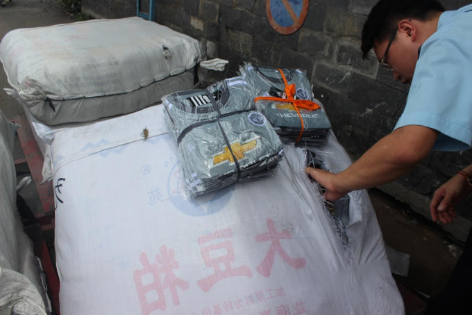 Mỗi bao chứa hàng trăm chiếc áo giả nhãn hiệu cao cấp.