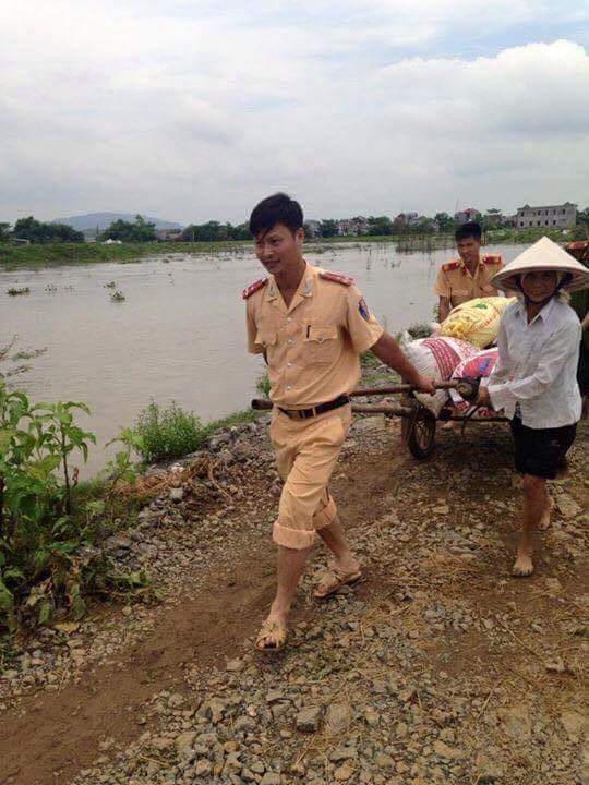 Hình ảnh mộc mạc và gần gũi của người chiến sỹ Công an Nhân dân.(Nguồn: Facebook).