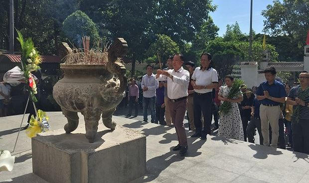 TS Đào Văn Hội, Tổng Biên tập Báo PLVN cùng Đoàn cán bộ, phóng viên dâng hương tại Khu di tích Ngã ba Đồng Lộc.