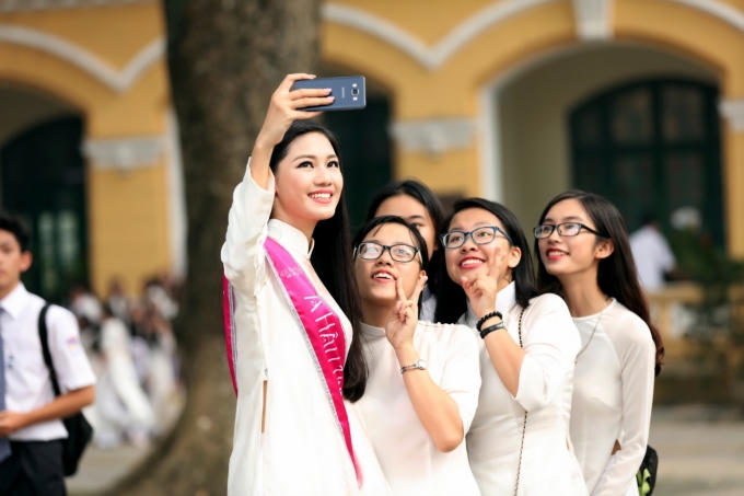 Á hậu 1 Ngô Thanh Thanh Tú rạng ngời ngày về trường cũ