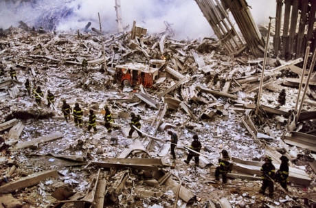 Ph&oacute;ng vi&ecirc;n Steve McCurry ghi lại h&igrave;nh ảnh một đo&agrave;n l&iacute;nh cứu hỏa tiến v&agrave;o V&ugrave;ng đất số 0.