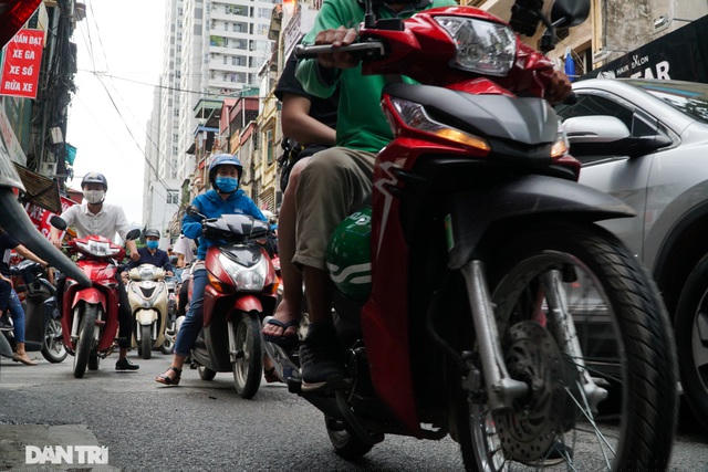 Đoạn đường này nhiều năm qua luôn là nỗi ám ảnh về giao thông của người dân. 