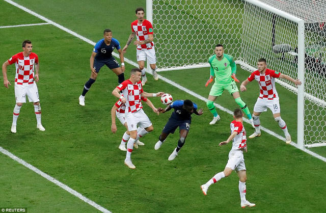 Perisic để bóng chạm tay sau cú đánh đầu của Umtiti