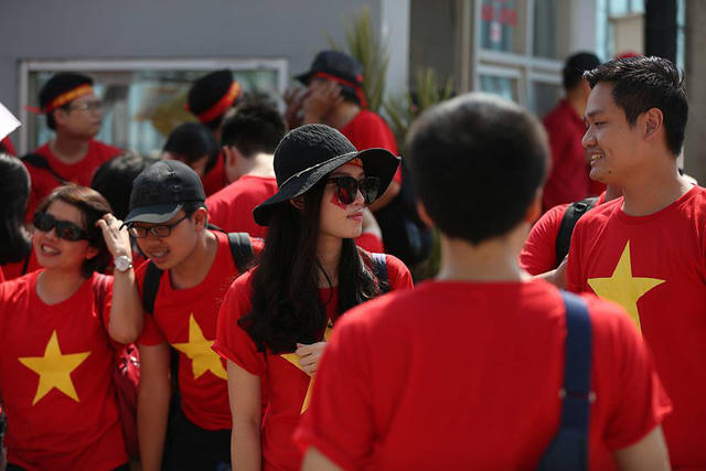 Clip: Cổ động vi&ecirc;n Việt Nam đến s&acirc;n