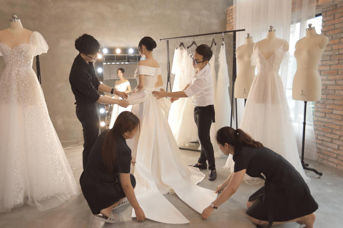 Nhã Phương đích thị là cô dâu của năm khi diện những thiết kế váy cưới trong mơ của mọi cô gái