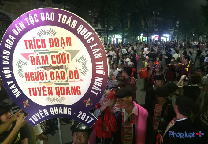 Cùng với xe mô hình Trung thu, đám cưới người Dao Đỏ cũng được tái hiện cùng với các đạo cụ dân tộc.