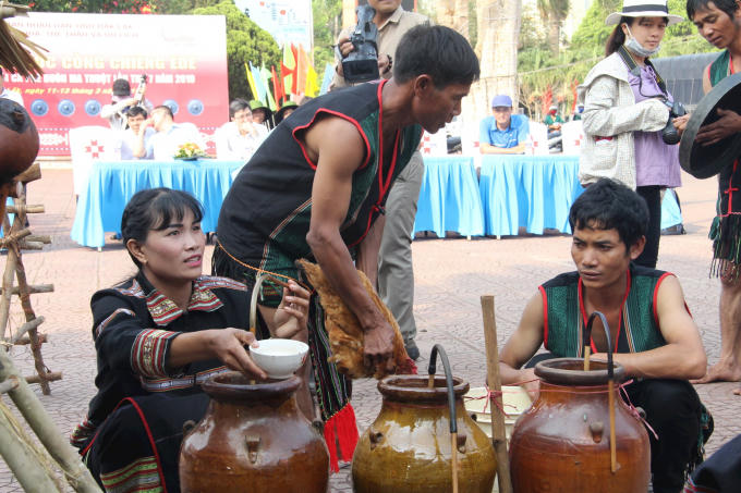 Chủ nhà chuẩn bị rượu mời thầy cúng.