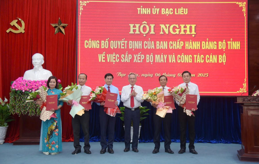 Ông Lữ Văn Hùng - Ủy viên BCH TW Đảng, Bí thư Tỉnh ủy, Chủ tịch HĐND tỉnh (Trưởng Đoàn ĐBQH), trao Quyết định cho Trưởng ban, Phó trưởng Ban Tuyên giáo và Dân vận Tỉnh ủy.