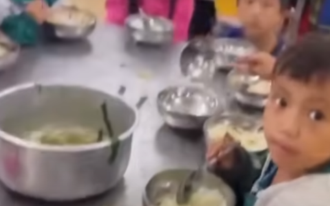 Bữa ăn của11 em học sinh với 2 gói mì tôm