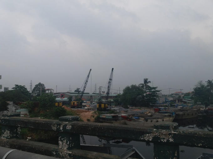 Các bến, bãi buôn bán vật liệu xây dựng hoạt động nhộn nhịp suốt ngày.