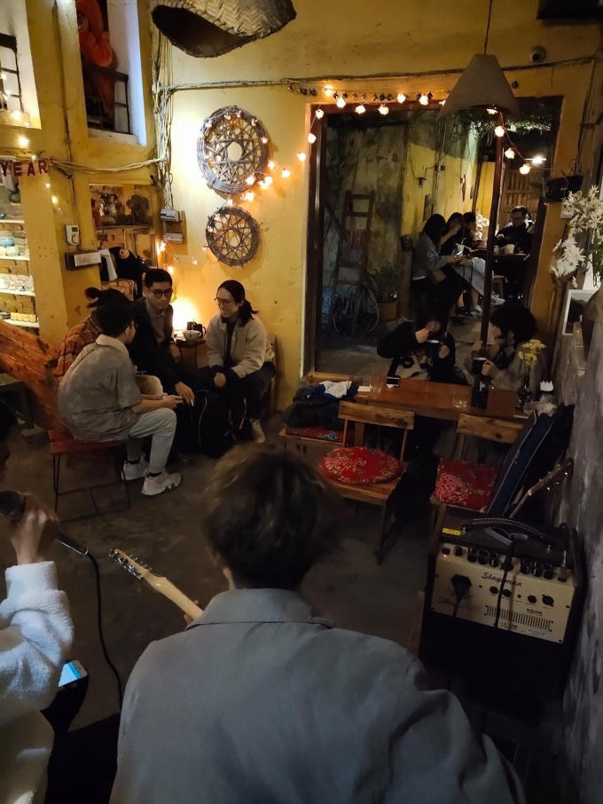Các tiết mục giao lưu âm nhạc mang âm hưởng acoustic cũng thường được tổ chức