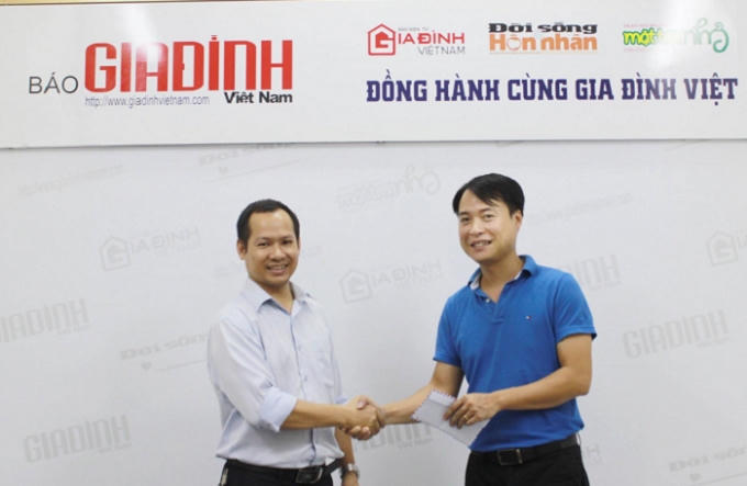 Ông Nguyễn Văn Công- Tổng giám đốc công ty CP Tinh hoa nghệ thuật Thêu Việt đã trao 10 triệu đồng nhờ báo Gia đình Việt Nam hỗ trợ cho anh Phan Văn Bắc tài xế dũng cảm cứu 30 người