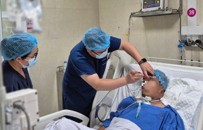 Người đàn ông gặp tai nạn trên cầu Nhật Tân được Thứ trưởng Bộ Y tế hỗ trợ đưa đi cấp cứu kịp thời đã bình phục.