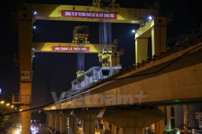 Thi công lao lắp dầm của tuyến đường sắt đô thị Cát Linh-Hà Đông.