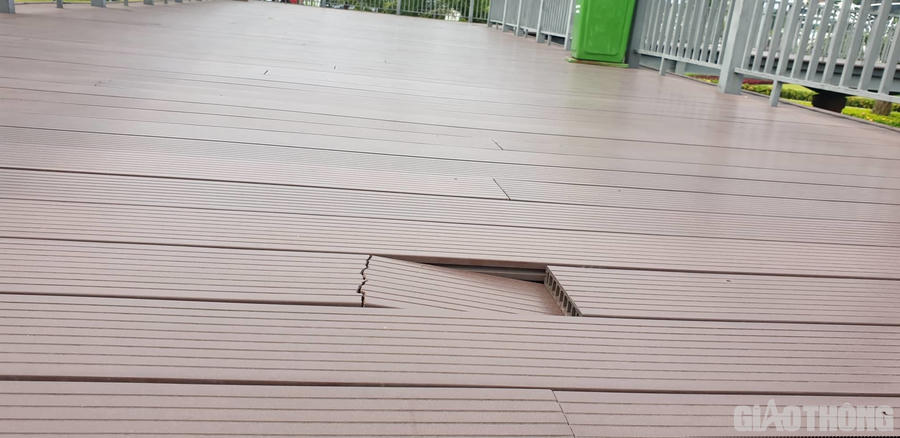 Mặt gỗ của cầu đi bộ cũng đã bị gãy. Nếu có quá đông người đi trên cây cầu này sẽ không tránh khỏi nguy cơ sập cầu, gây ra tai nạn đáng tiếc.