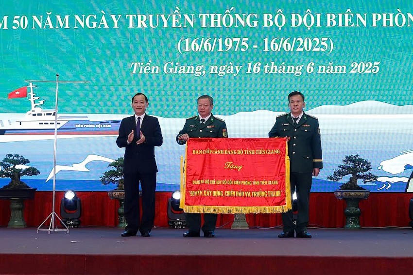 Lãnh đạo tỉnh tặng bức trướng cho BĐBP Tiền Giang. Ảnh: Xuân Uyên