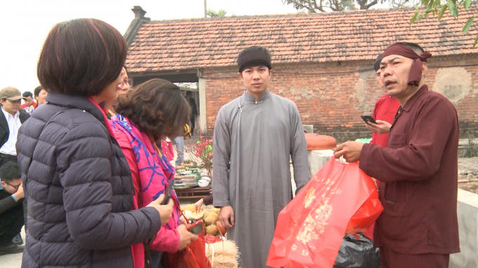 Du khách bị thu hút bởi miến Làng So...