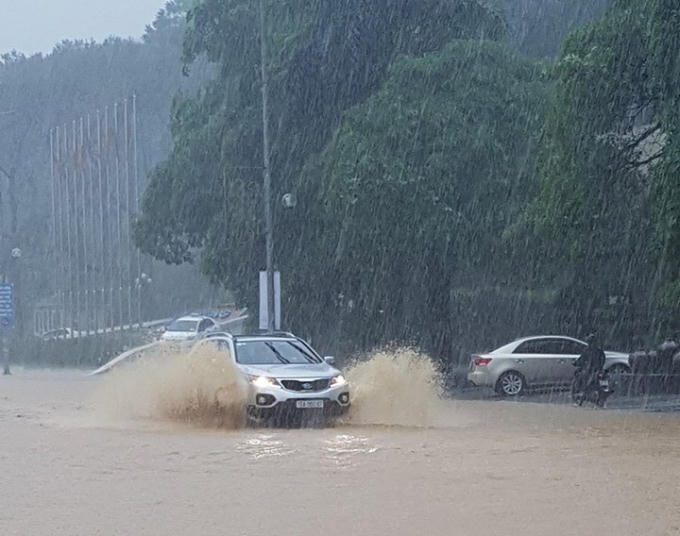 Giao thông bị ảnh hưởng nghiêm trọng.