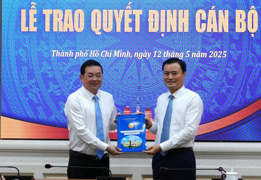 Phó Chủ tịch UBND TP HCM Bùi Xuân Cường (bên trái) trao quyết định bổ nhiệm Giám đốc Sở Nông nghiệp và Môi trường TP HCM cho ông Nguyễn Toàn Thắng. (Ảnh: VGP)