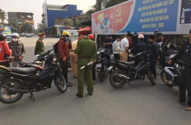 Nhóm thanh niên vi phạm giao thông