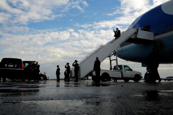 Ngày 25/1, tân Tổng thống Mỹ Donald Trump đã ký hai sắc lệnh hành pháp về việc tăng cường an ninh biên giới và trấn áp người nhập cư sinh sống trái phép ở Mỹ. Trong số đó, một sắc lệnh yêu cầu khởi công xây dựng bức tường dài 3.200km chạy dọc biên giới Mỹ - Mexico. Sắc lệnh thứ hai là cắt ngân sách liên bang dành cho các bang và thành phố không bắt hoặc bỏ tù người nhập cư cư trú trái phép, thường do người của đảng Dân chủ điều hành.