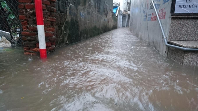 Một con ngõ nhỏ trên đường Vũ Trọng Phụng ngập như sông.