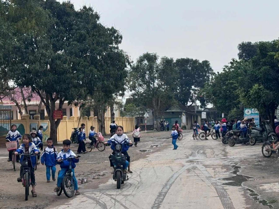 Học sinh "tự do" điều khiển xe ra vào trường.