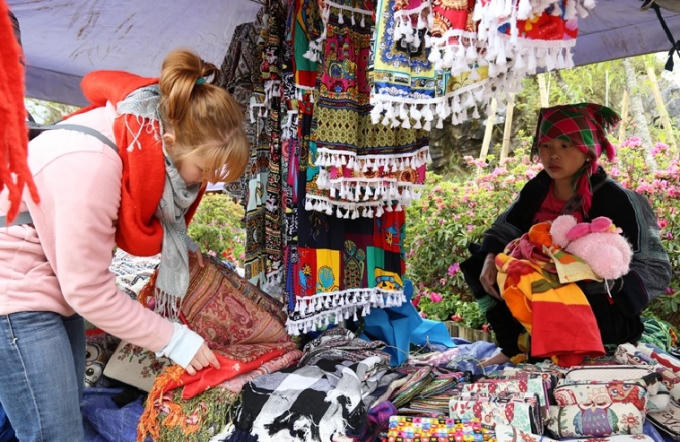 Du khách nước ngoài mua sắm tại Lễ hội Hoa Đỗ Quyên (Fansipan).