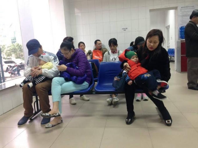 Những gương mặt lo âu của bố mẹ trước khi con mình vào tiêm và cả những lo lắng theo dõi trạng thái của con trẻ sau tiêm vắc xin…