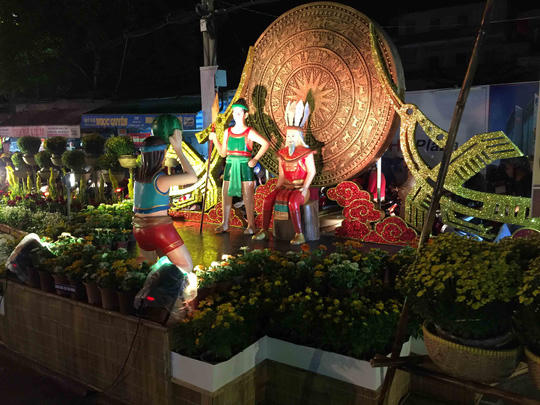 Mô hình trống đồng được tái hiện tại đường hoa