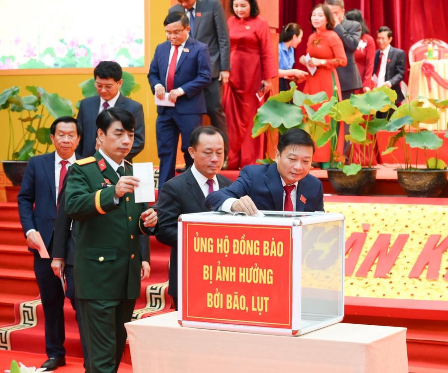 Quyên góp ủng hộ đồng bào bị thiệt hại do cơn bão số 10 gây ra - Ảnh HH.