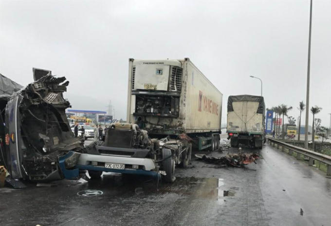 Chiếc xe container bị g&atilde;y gập, rơi hẳn phần đầu k&eacute;o xuống đường