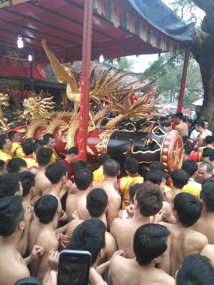 Các trai tráng trong làng chuẩn bị cho lễn rước.