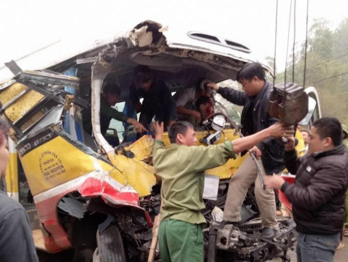 Lực lượng chức năng giải cứu nạn nhân vụ tai nạn xe buýt đối đầu xe tải ở Thái Nguyên.