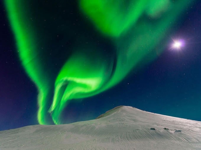 Bắc cực quang lộng lẫy trên bầu trời Iceland dưới ánh trăng sáng tạo khung cảnh thần tiên. Ảnh: Andrew George.