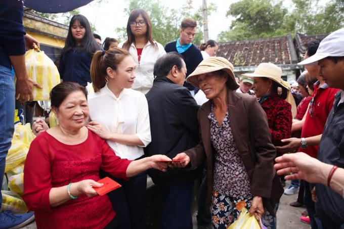 Niềm vui của người dân khi nhận quà