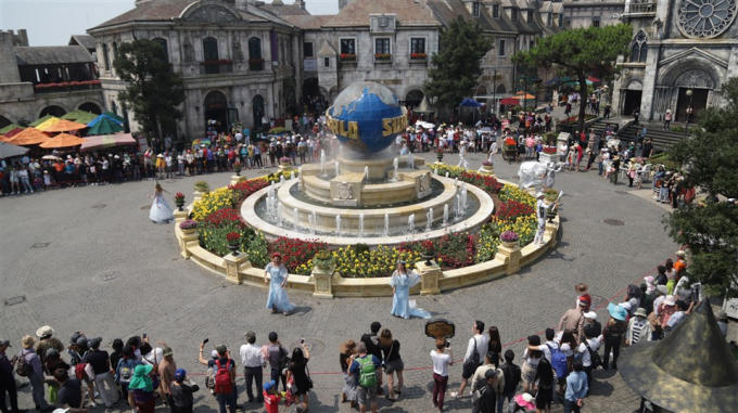 Trong số nhiều ngàn du khách Quảng Nam – Đà Nẵng đến với Sun World Ba Na Hills đợt này, có những bà, những cô vốn cả đời gắn bó với nội trợ, gia đình, công việc buôn bán chợ búa, từ lâu mong được một lần lên đỉnh núi Chúa, chứng kiến cái nơi mà bấy lâu nay người ta cứ mô tả đẹp như cõi thần tiên. Giờ đây, họ thỏa mong ước, cười rạng rỡ, ngỡ ngàng tiên cảnh có thật, khi trước mắt họ, những nàng công chúa, hoàng tử đẹp như cổ tích thế kia.