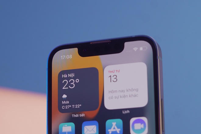 Phần khuyết đỉnh cũng được làm nhỏ hơn 20% so với iPhone 12 Mini. Tuy nhiên, nếu chỉ nhìn qua, người dùng sẽ khó có thể nhận thấy sự khác biệt.