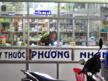 Công an đang khám nghiệm hiện trường vụ án mạng. Ảnh: báo Pháp luật TP HCM