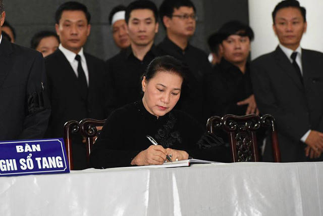 Trong sổ tang, Chủ tịch Quốc hội Nguyễn Thị Kim Ngân viết: “Vô cùng thương tiếc đồng chí Trần Đại Quang, Ủy viên Bộ Chính trị, Chủ tịch nước CHXHCN Việt Nam. Đồng chí ra đi để lại bao niềm tiếc nuối trong lòng nhân dân Việt Nam và bạn bè quốc tế. Sự đóng góp cho sự nghiệp xây dựng và bảo vệ Tổ quốc, bảo vệ Đảng, Nhà nước , hết lòng vì nhân dân của đồng chí sẽ mãi mãi được đồng chí, đồng bào ghi nhớ. Xin vĩnh biệt đồng chí, ngàn thu yên giấc nơi cõi vĩnh hằng”.