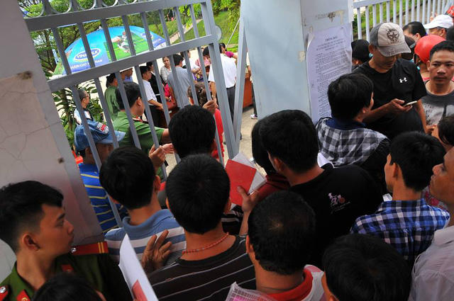 Đồng Nai: Xếp hàng một ngày một đêm xin cho con vào lớp 1