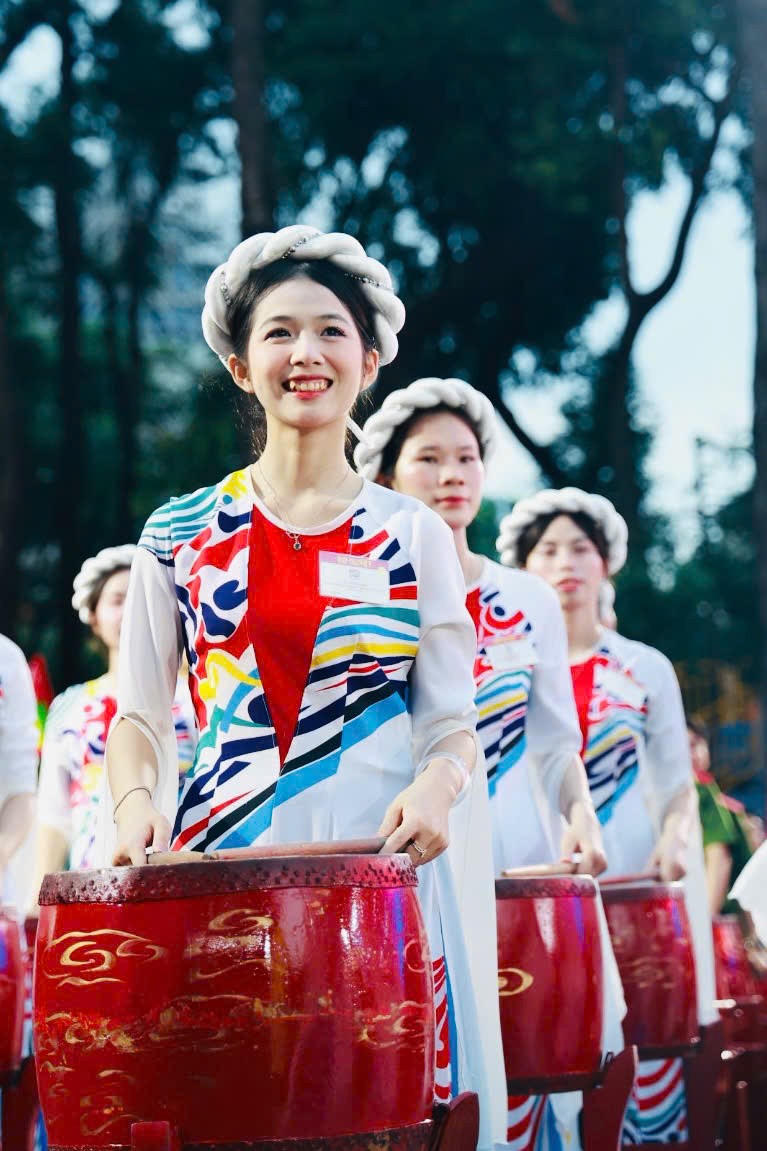 Nụ cười rạng ngời của nữ học viên Học viện Cảnh sát nhân dân "đốn" tim người xem.