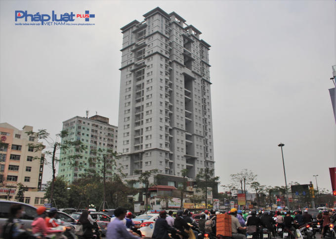 Tòa tái định cư màu trắng cao gần 20 tầng, nằm trên đường Tạ Quang Bửu (quận Hai Bà Trưng) được hoàn thiện năm 2015, đến nay chưa có người ở.