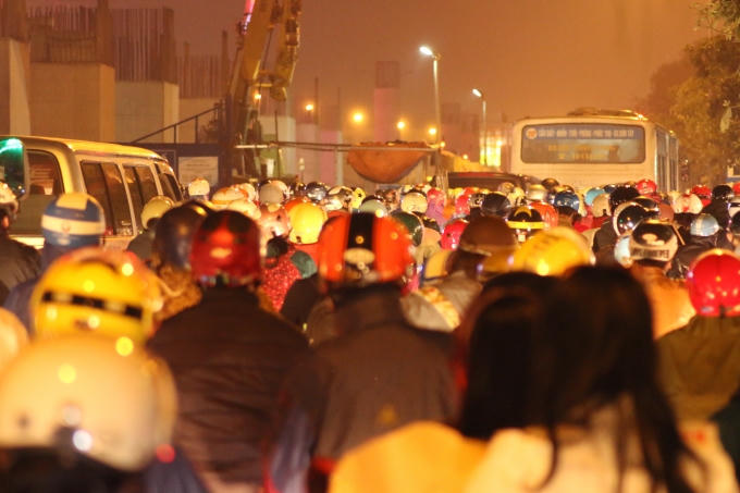 Nhiều phương tiện "chôn chân" hàng giờ đồng hồ tại đây.