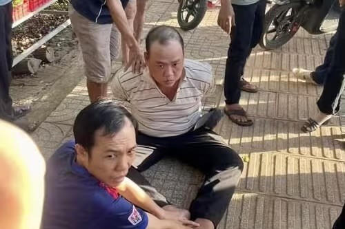 Đối tượng cướp tiệm vàng bị người dân bắt giữ