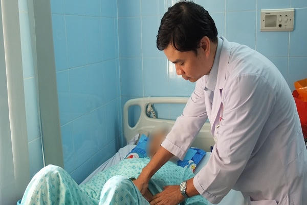 Bệnh nhân N.T.Đ.(60 tuổi, Bình Phước) đang được tiếp tục theo dõi điều trị tại Bệnh viện Bình Dân TP.HCM - Ảnh: T.N