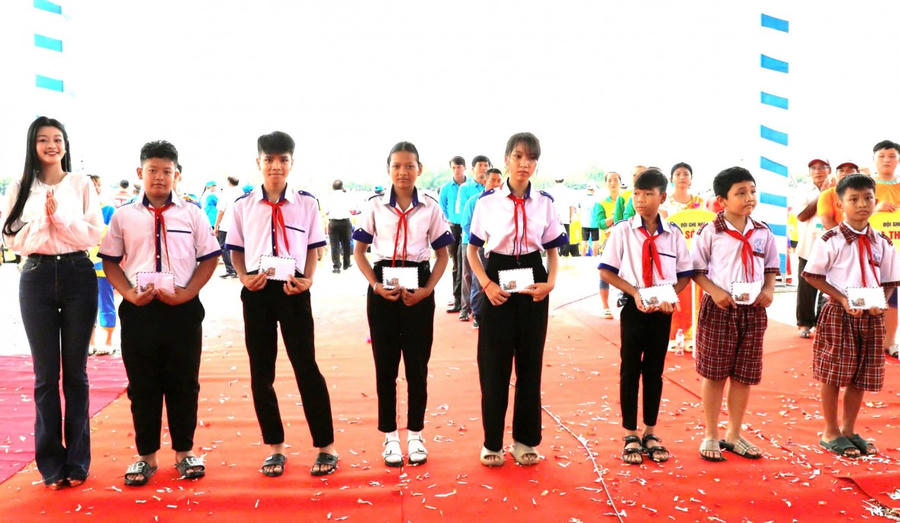 Á Hậu La Ngọc Phương Anh tặng 10 phần quà cho các em học sinh nghèo hiếu học trên địa bàn xã Gò Quao, mỗi phần quà trị giá 1 triệu đồng.