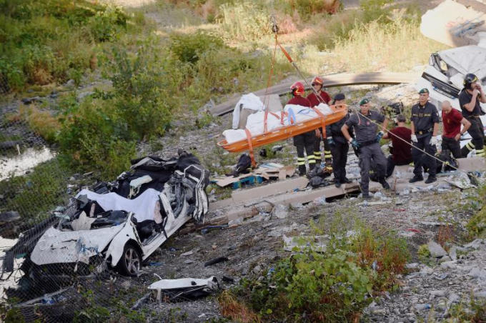 Ch&ugrave;m ảnh: Khung cảnh hoang t&agrave;n, đổ n&aacute;t sau vụ sập cầu cao tốc ở Italy